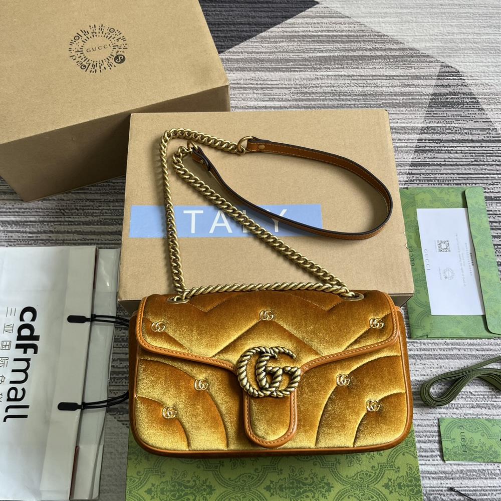 This GG Marmont series mediumsized shoulder bag comes with a complete set of packaging featuring a soft and refreshing interpretation of the class