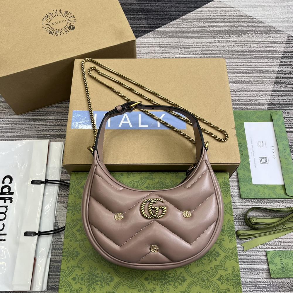 This GG Marmont series half moon shaped mini handbag comes with a complete set of packaging featuring a soft leather that reinterprets the classic