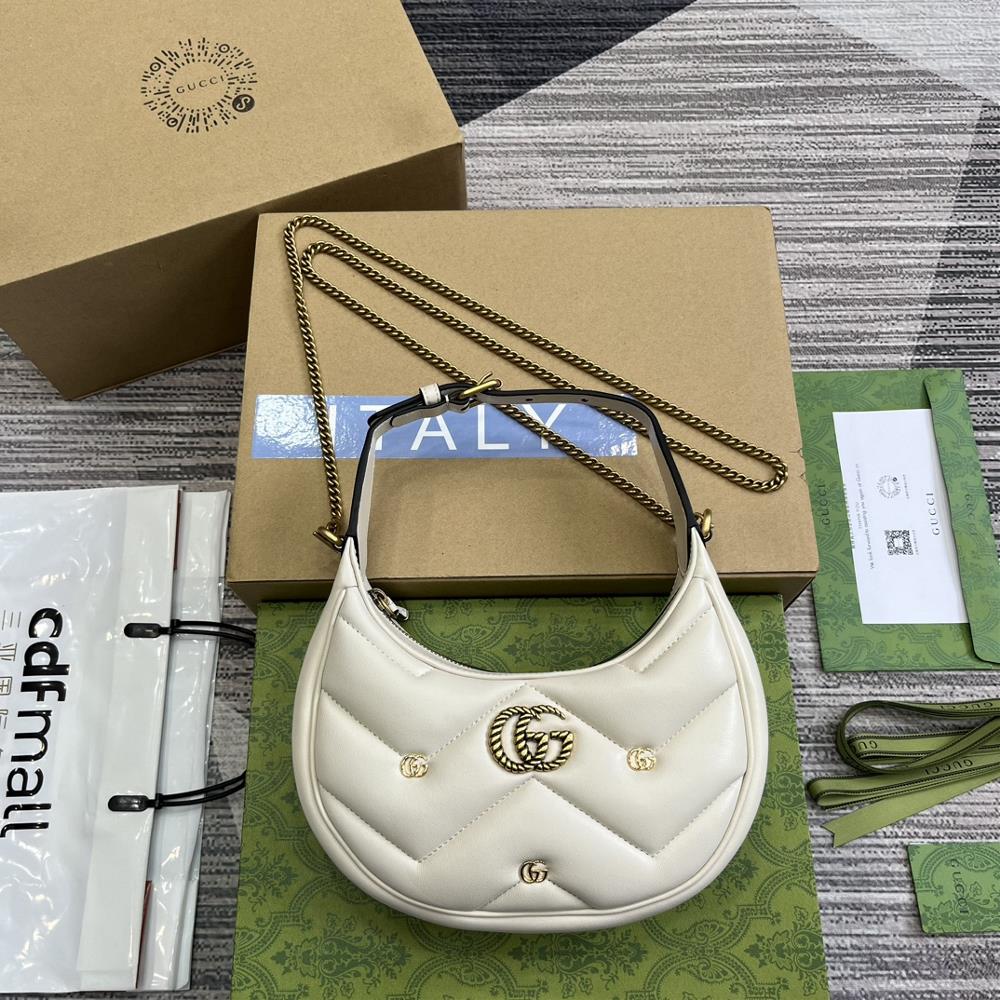 This GG Marmont series half moon shaped mini handbag comes with a complete set of packaging featuring a soft leather that reinterprets the classic