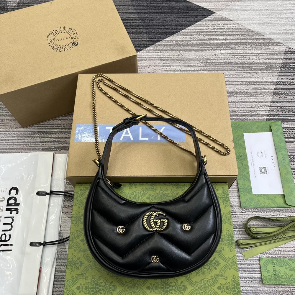 This GG Marmont series half moon shaped mini handbag comes with a complete set of packaging featuring a soft leather that reinterprets the classic