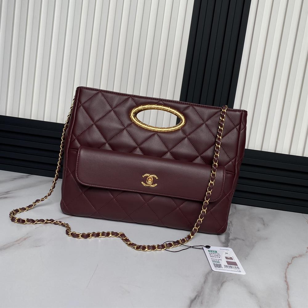 The Chanel 24B autumnwinter collection highend dinner bag AS5036 is made of soft and smooth lambskin material and the metal color scheme is clearly