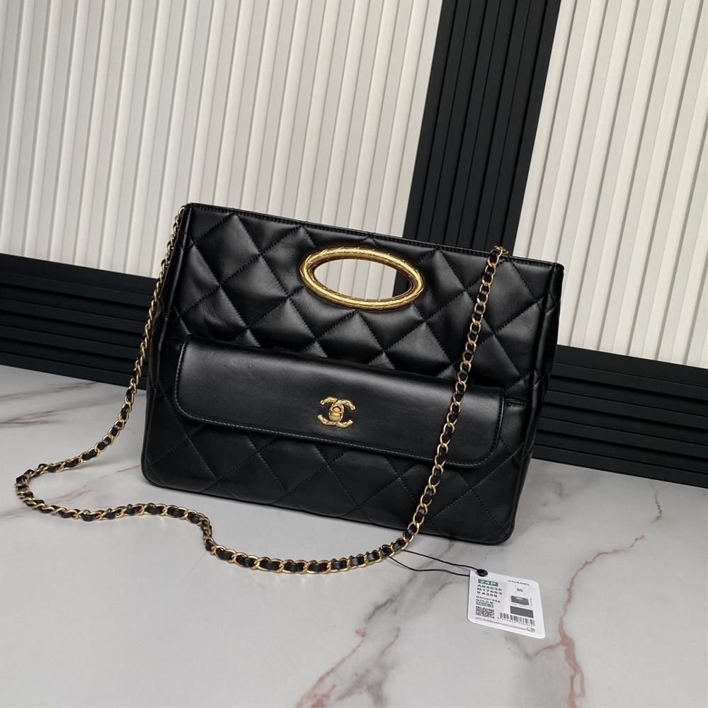 The Chanel 24B autumnwinter collection highend dinner bag AS5036 is made of soft and smooth lambskin material and the metal color scheme is clearly