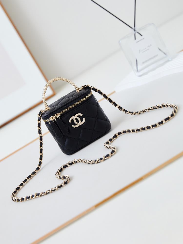 24B Limited Edition Diamond Handle Long Box Bag Makeup Slant Cross Bag with Diamond Handle Sheepskin Metal Hardware Exquisite and Noble Handle Hands