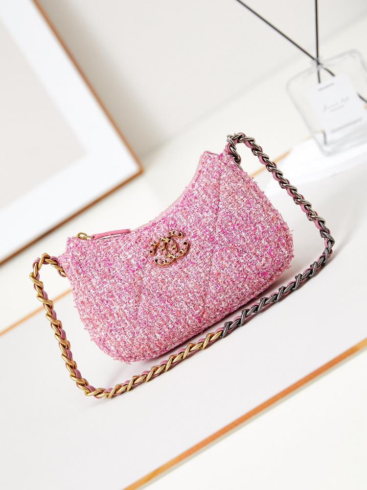 The 24p hoho armpit bag is made of pink woolen fabric that combines all the elements of 19 bags exuding a lowkey sense of luxury It can be easily m