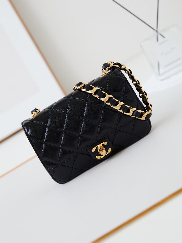 The new Chevrolet CF thick chain shoulder bag with its exquisite design exudes a highend yet cute temperament The black surface injects mystery an