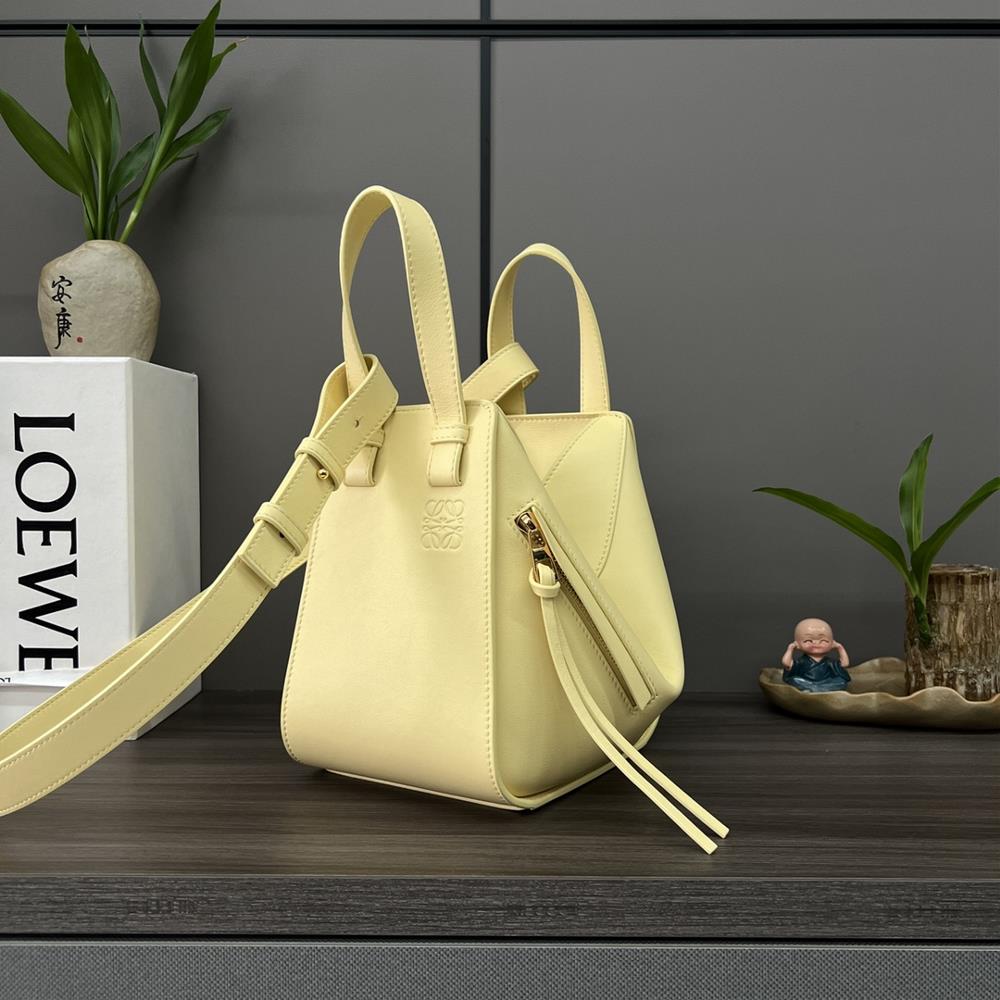 The new size hammock bag from the classic cowhide Hammock handbag is a multifunctional handbag with a soft side body that can be released to change sh