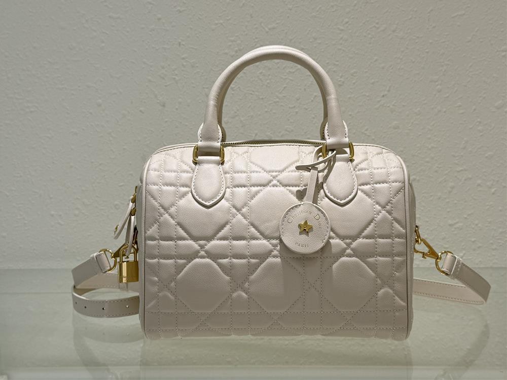 Large size 25cmThis Dior Groove 20 handbag is a new addition to the 2024 winter ready to wear collection designed by Maria Grazia Chiuri elegant an