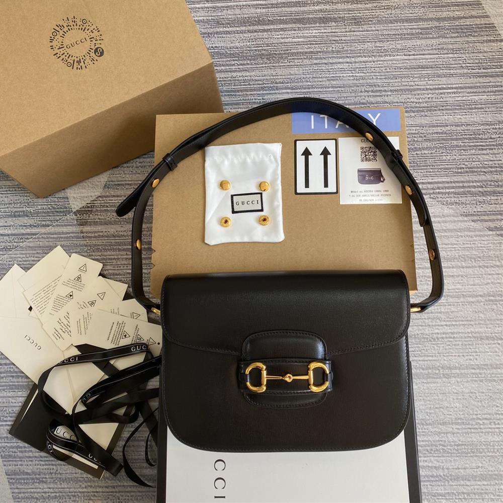 The original leather matching full set counter packaging 1995 horseneck buckle handbag made a stunning debut in the 2020 early spring collection in