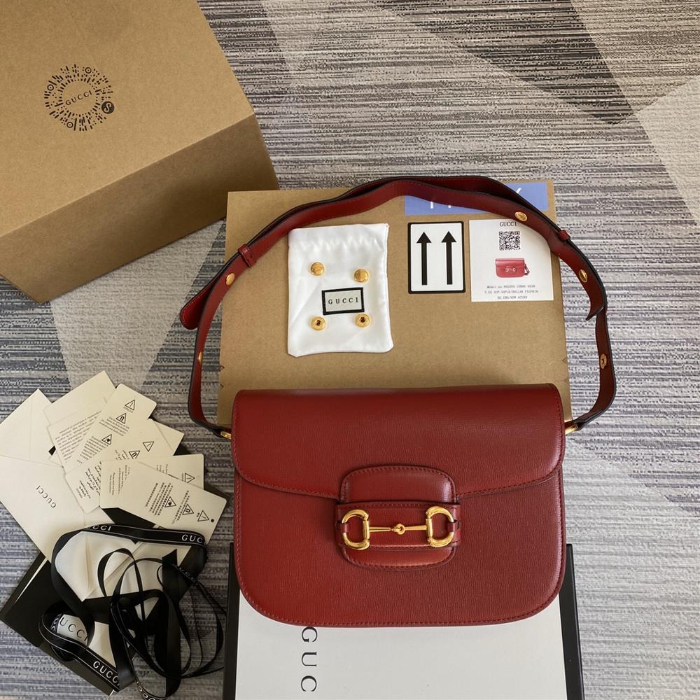 The original leather matching full set counter packaging 1995 horseneck buckle handbag made a stunning debut in the 2020 early spring collection in