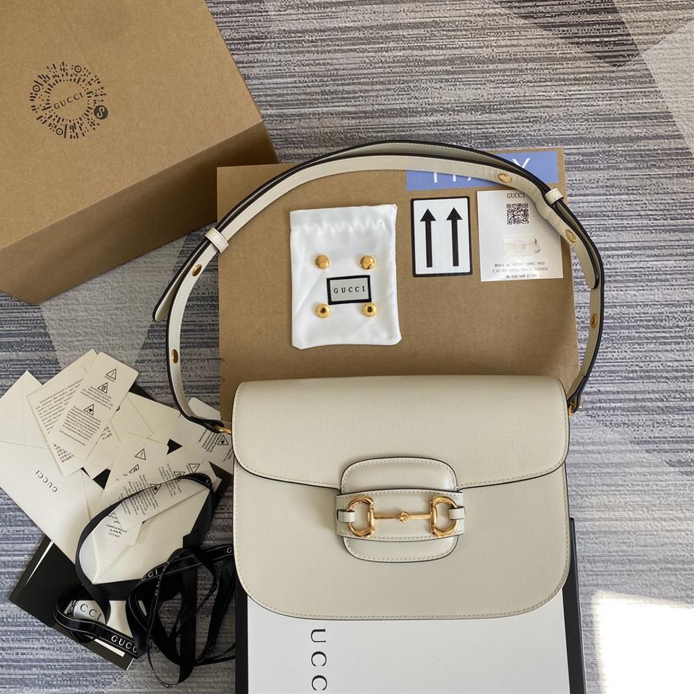 The original leather matching full set counter packaging 1995 horseneck buckle handbag made a stunning debut in the 2020 early spring collection in