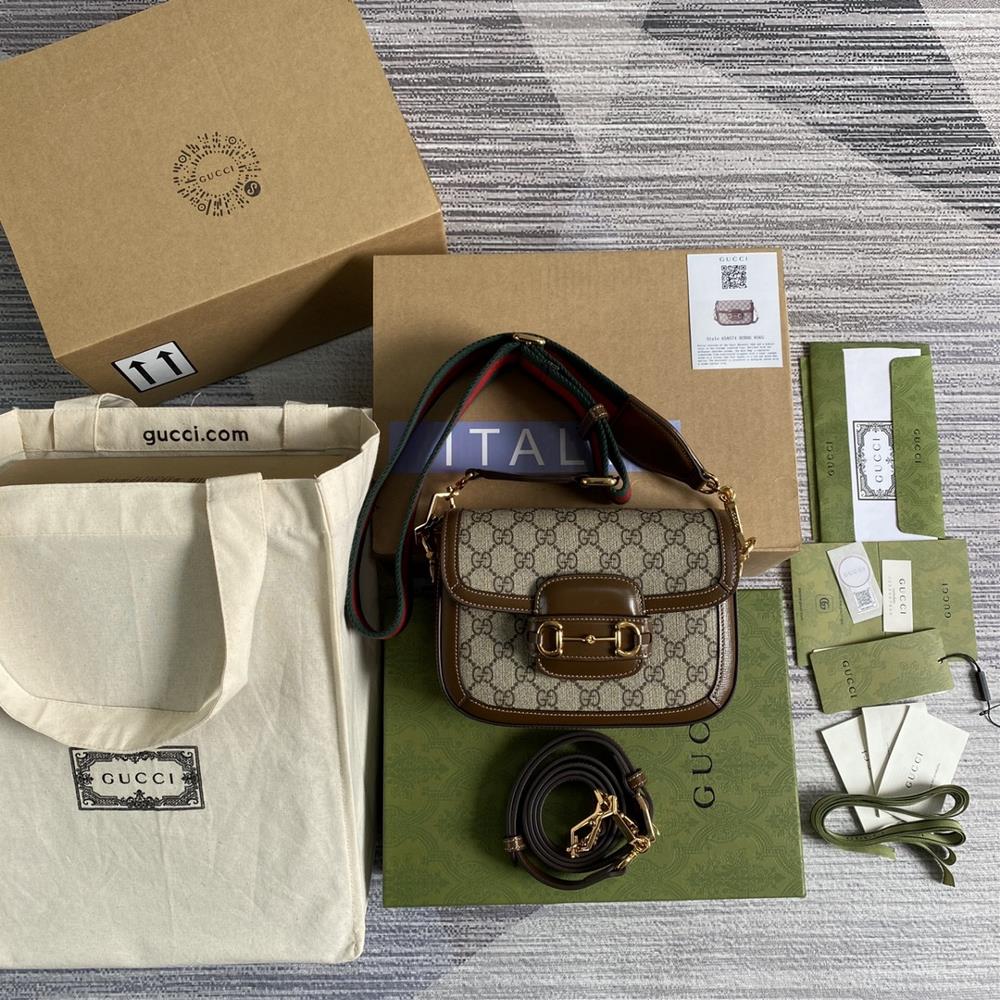 The mini size that you have been longing for with the full set of pictures green packaging and saddle bag has finally arrived The designer has fu