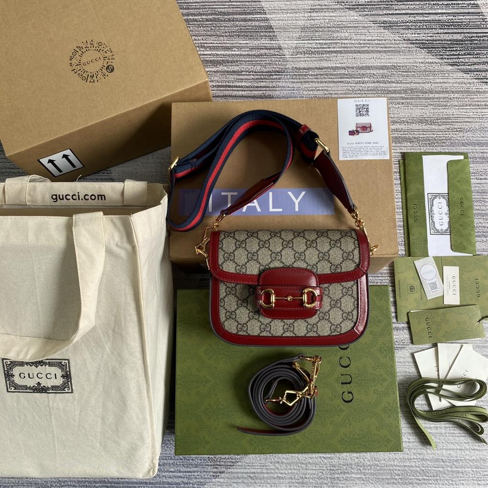 The mini size that you have been longing for with the full set of pictures green packaging and saddle bag has finally arrived The designer has fu