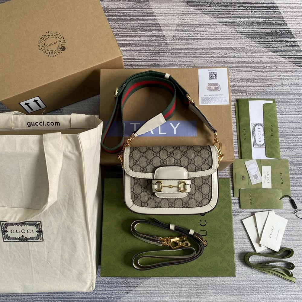 The mini size that you have been longing for with the full set of pictures green packaging and saddle bag has finally arrived The designer has fu