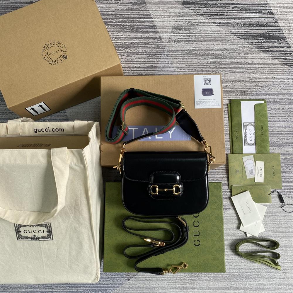 The mini size that you have been longing for with the full set of pictures green packaging and saddle bag has finally arrived The designer has fu