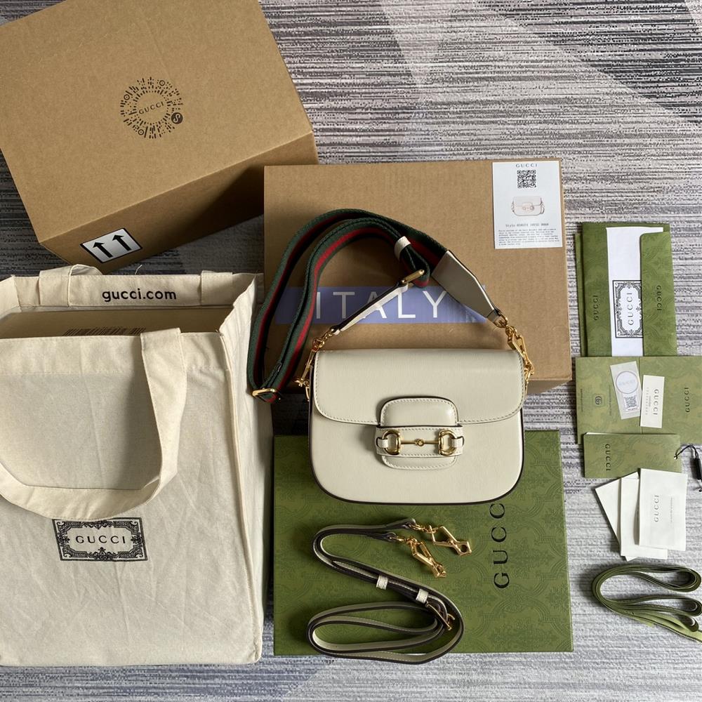 The mini size that you have been longing for with the full set of pictures green packaging and saddle bag has finally arrived The designer has fu