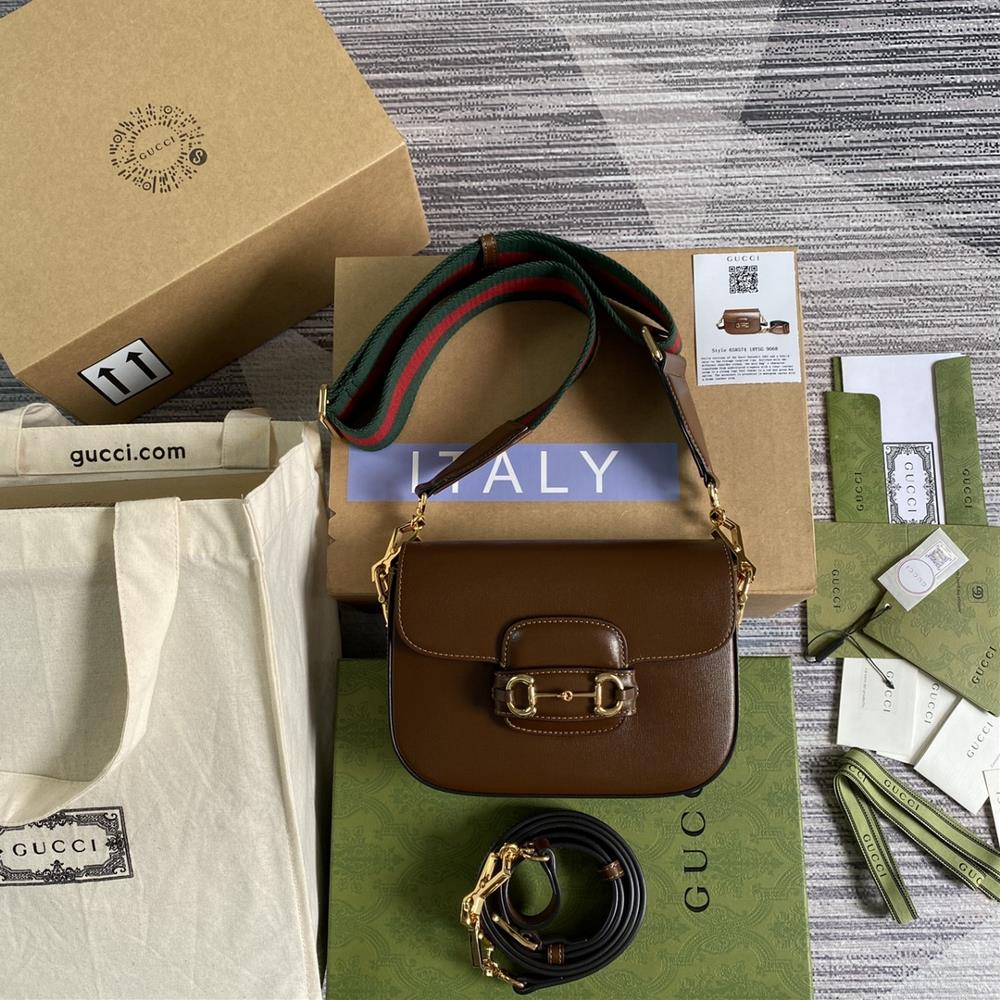 The mini size that you have been longing for with the full set of pictures green packaging and saddle bag has finally arrived The designer has fu