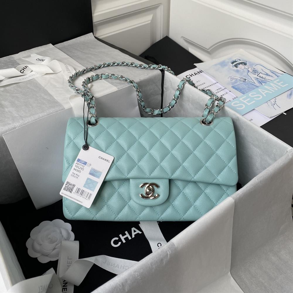 The highend French custommade Chanel Classic Flap Bag A01112 caviar embodies the classic of Chanel with elegant simple and exquisite counter upda