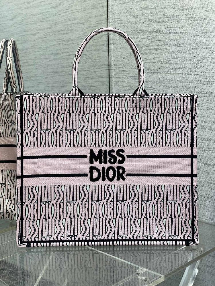 1286 large spotTotes latest spring and summer collection features Miss Dior embroidered patterns exuding a summer vibe Featuring highend color blo