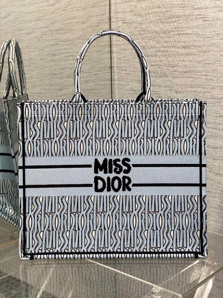 1286 large spotTotes latest spring and summer collection features Miss Dior embroidered patterns exuding a summer vibe Featuring highend color blo