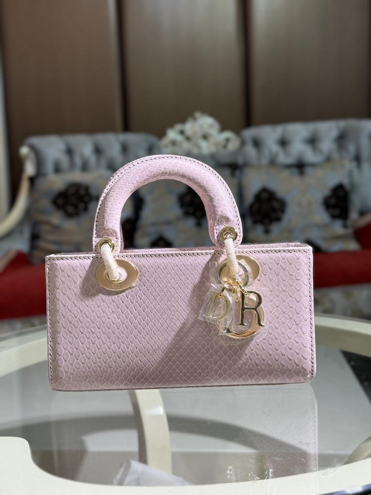 Lady Dior 22cm imported python skin paired with gold hardwarePaired with a detachable chain shoulder strap and an adjustable handheld or crossbody