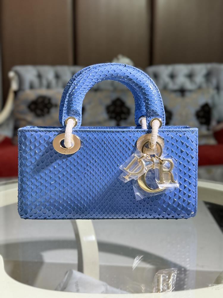 Lady Dior 22cm imported python skin paired with gold hardwarePaired with a detachable chain shoulder strap and an adjustable handheld or crossbody