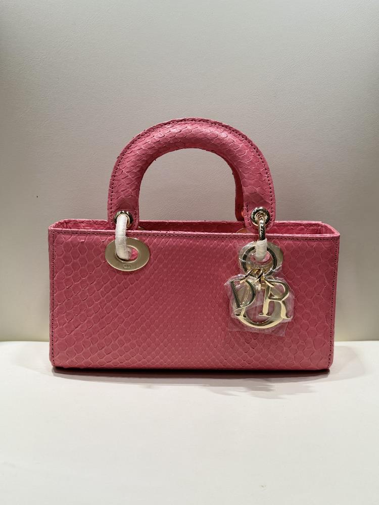 Lady Dior 22cm imported python skin paired with gold hardwarePaired with a detachable chain shoulder strap and an adjustable handheld or crossbody