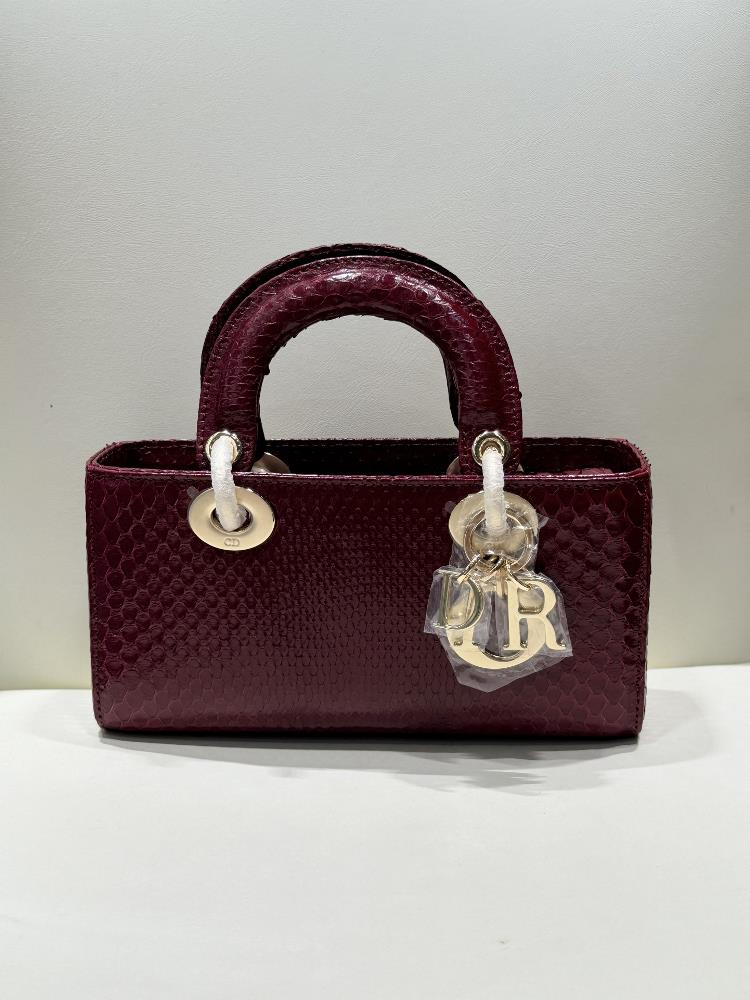 Lady Dior 22cm imported python skin paired with gold hardwarePaired with a detachable chain shoulder strap and an adjustable handheld or crossbody