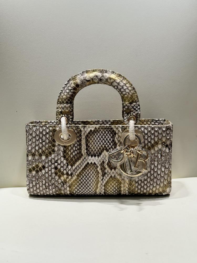 Lady Dior 22cm imported python skin paired with gold hardwarePaired with a detachable chain shoulder strap and an adjustable handheld or crossbody