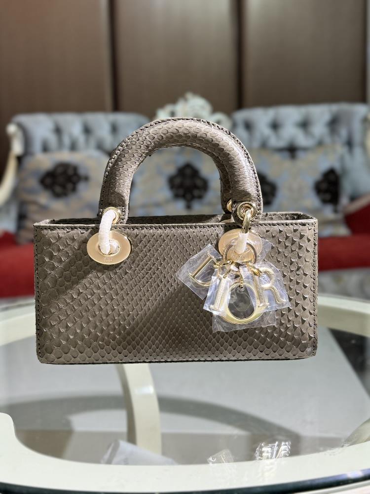 Lady Dior 22cm imported python skin paired with gold hardwarePaired with a detachable chain shoulder strap and an adjustable handheld or crossbody