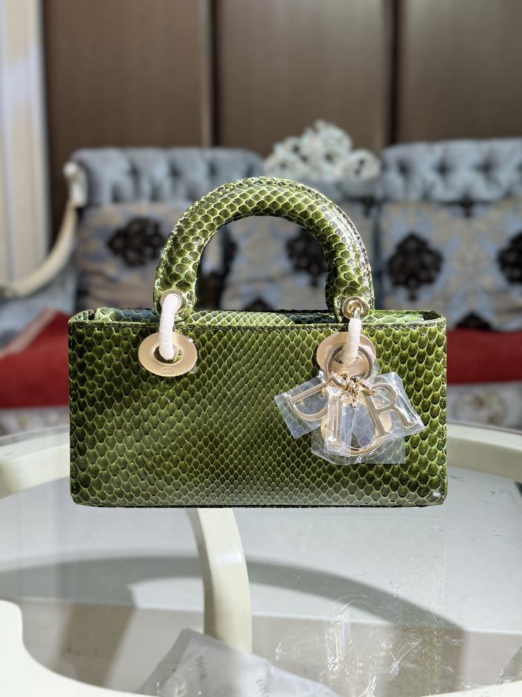 Lady Dior 22cm imported python skin paired with gold hardwarePaired with a detachable chain shoulder strap and an adjustable handheld or crossbody