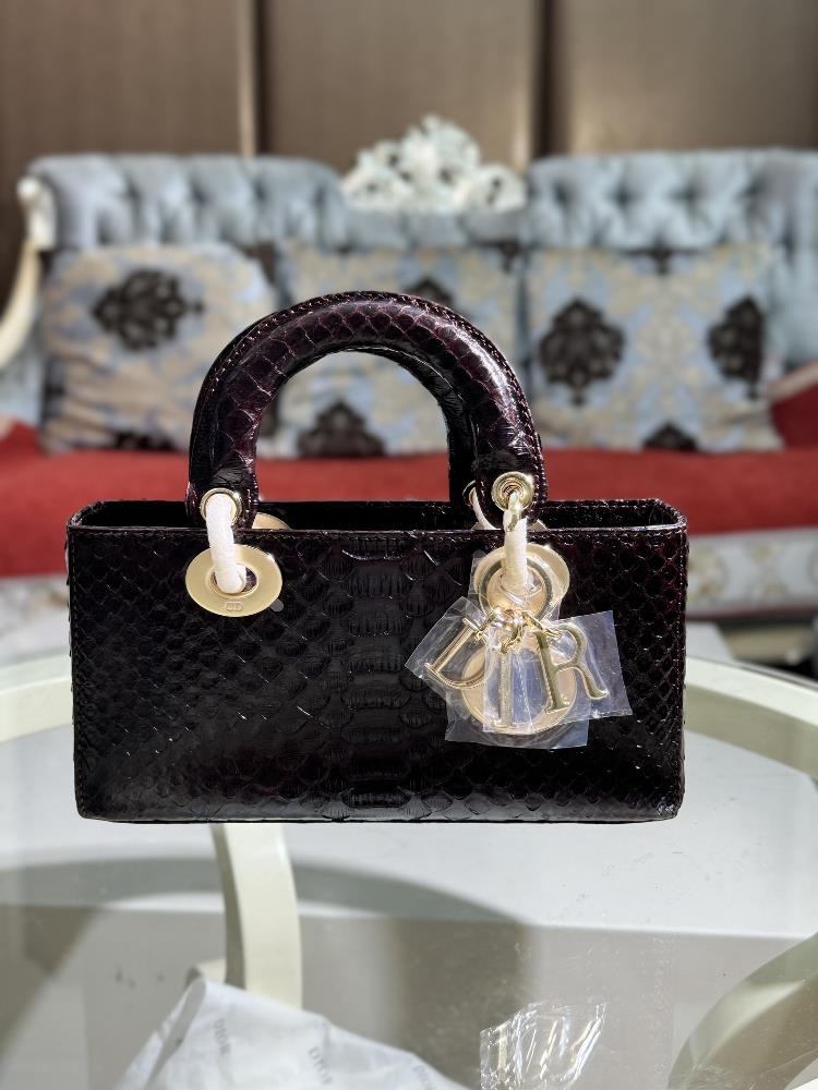 Lady Dior 22cm imported python skin paired with gold hardwarePaired with a detachable chain shoulder strap and an adjustable handheld or crossbody