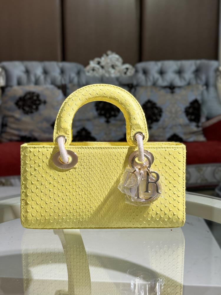 Lady Dior 22cm imported python skin paired with gold hardwarePaired with a detachable chain shoulder strap and an adjustable handheld or crossbody