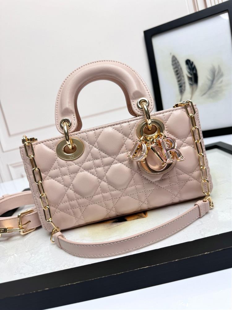 Medium horizontal pink Linlang buckleMicrofiber liningThis Lady DJoy ultra mini handbag is a new product for the spring of 2023 highlighting the mini