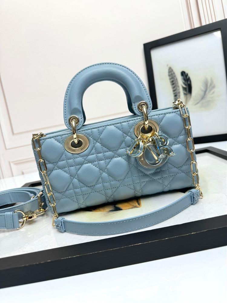 Medium size horizontal design with sky blue color and silk buckleMicrofiber liningThis Lady DJoy ultra mini handbag is a new product for the spring of