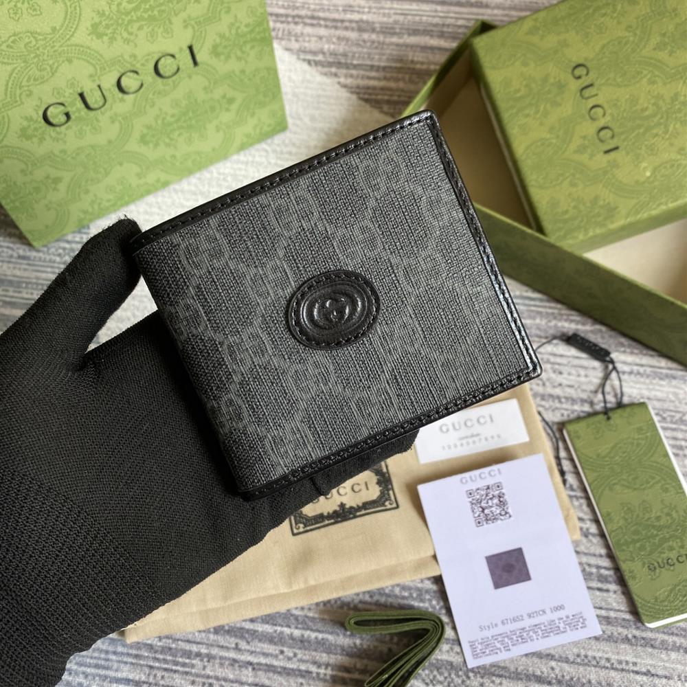 This simple and slender wallet comes with a full set of green packaging for the counter It is made of black GG Supreme canvas material adorned wit