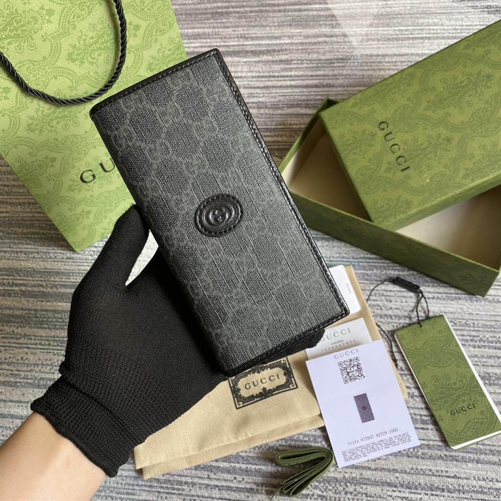 Equipped with a complete set of green packaging for the counter the new suit clip is made of GG Supreme canvas material with leather edges in the s