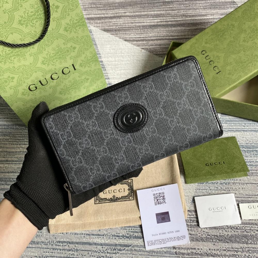 This simple and slender wallet comes with a full set of green packaging for the counter It is made of black GG Supreme canvas material adorned wit