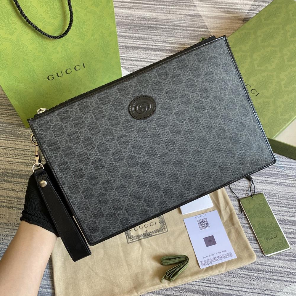 Equipped with a complete set of green packaging for the counter the new handheld bag is made of black GG Supreme canvas material decorated with l