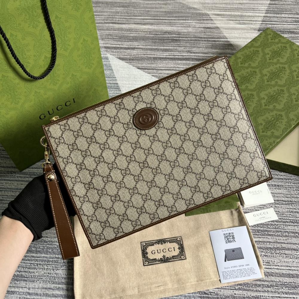 Equipped with a complete set of green packaging for the counter the new handheld bag is made of brown GG Supreme canvas material decorated with l