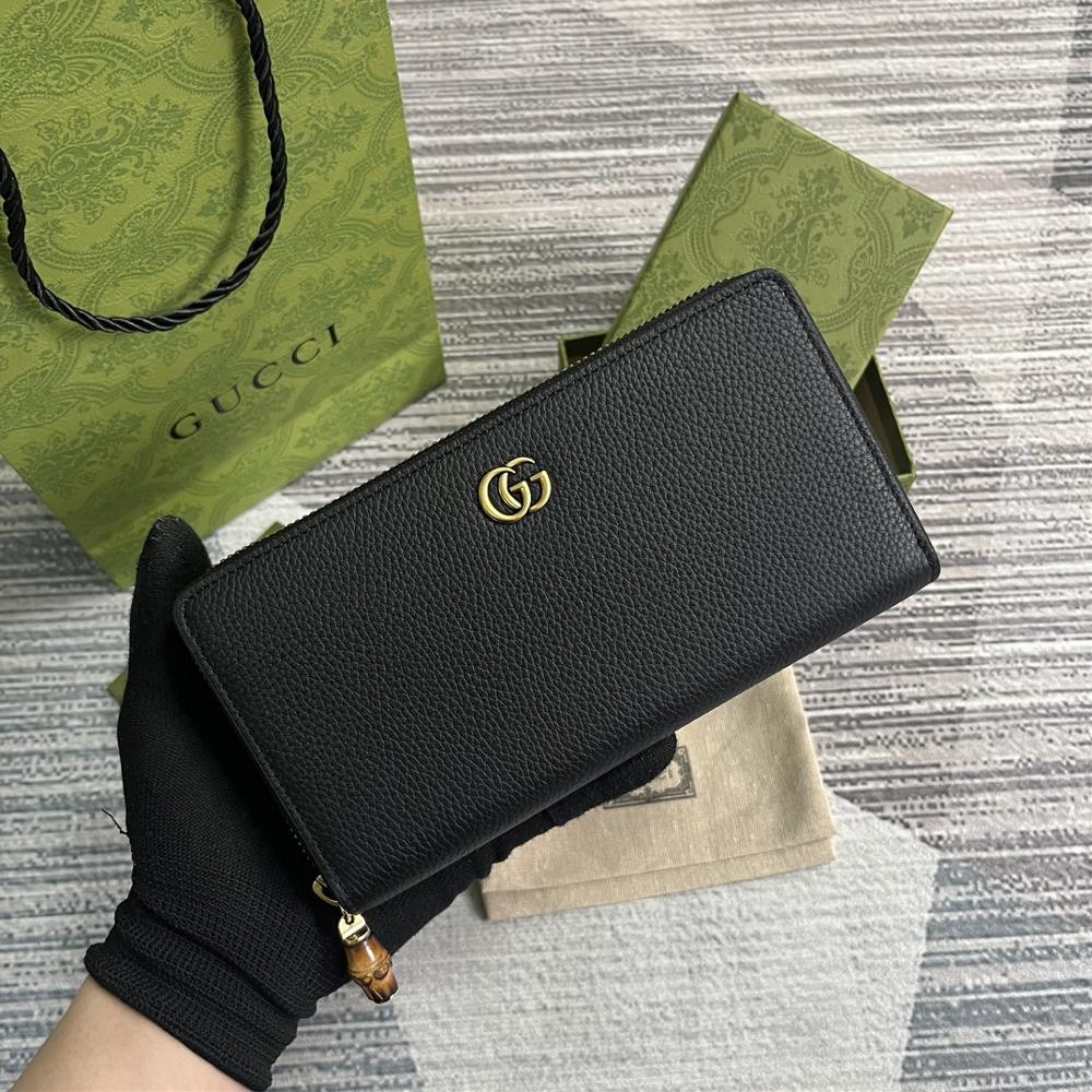 Equipped with a complete set of GG Marmont zippered wallets dear Alessandro Michele every beloved design is related to the past of the House of Re