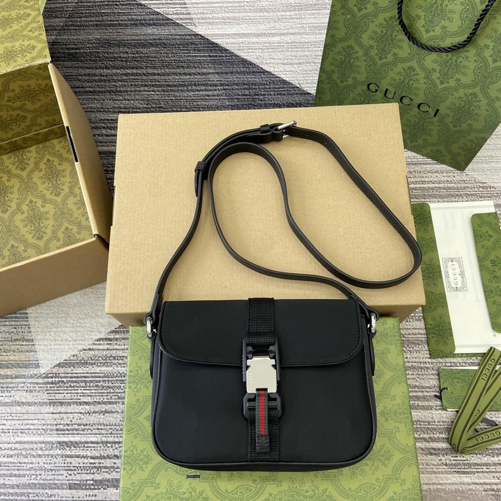 Complete set of mini GG crossbody bag with counter packagingThe allnew mens small leather accessory series explores practical new features and inn