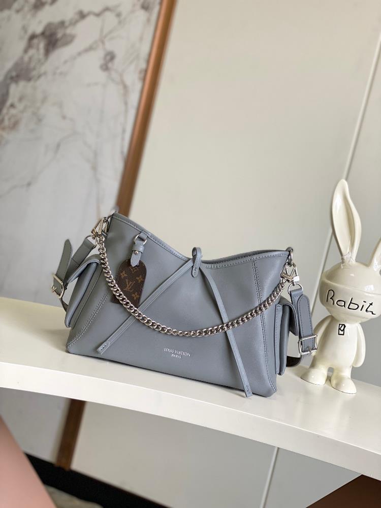 This Carry All Cargo small handbag is made of soft sheepskin presenting a fashionable and slightly wrinkled effect and paired with polished metal pi