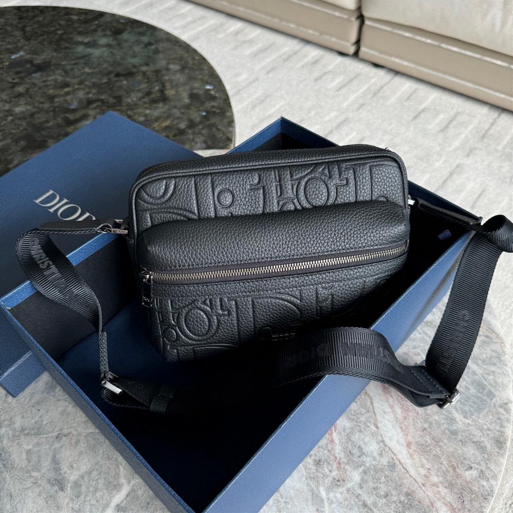 Rider 20 Zipper Messenger BagThis Rider 20 zippered messenger bag is practical and exquisite making it an ideal item for daily life The Dior Grav