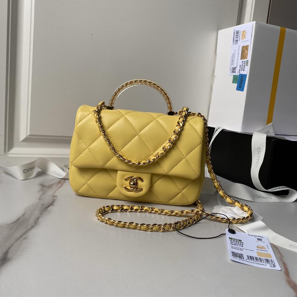 The Chanel CFmini 24s transparent handle bag AS4848 with a handle is really beautiful The gold chain and gold transparent handheld bag when paired w