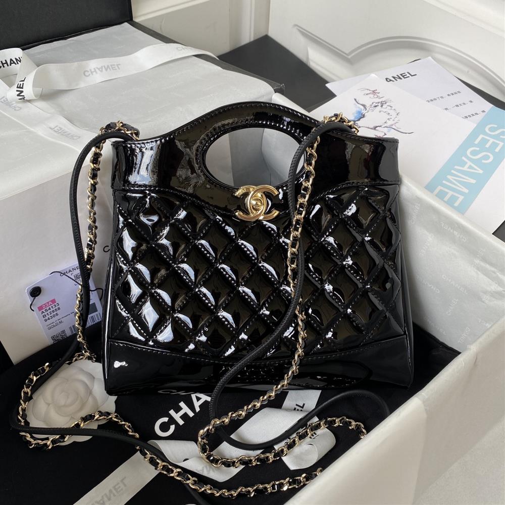 31bag 2023 highend handmade workshop runway returns to mini version Chanel 31bag AS4133 patent leather so cute and lovely that I cant put it down