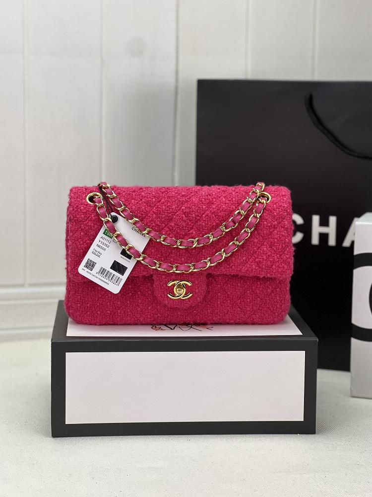 Chanel CF woolen series is a bag that can be praised by all friends around It is elegant and not bad Look carefully every yarn is woven with hard w