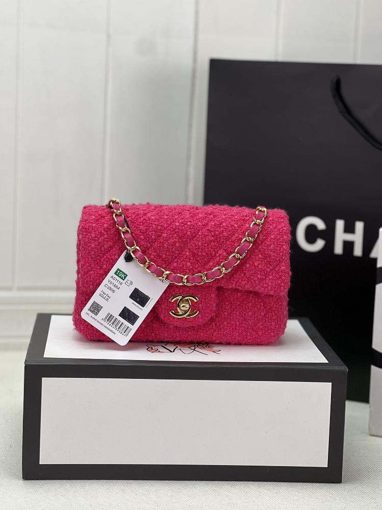 Chanel CF woolen series is a bag that can be praised by all friends around It is elegant and not bad Look carefully every yarn is woven with hard w