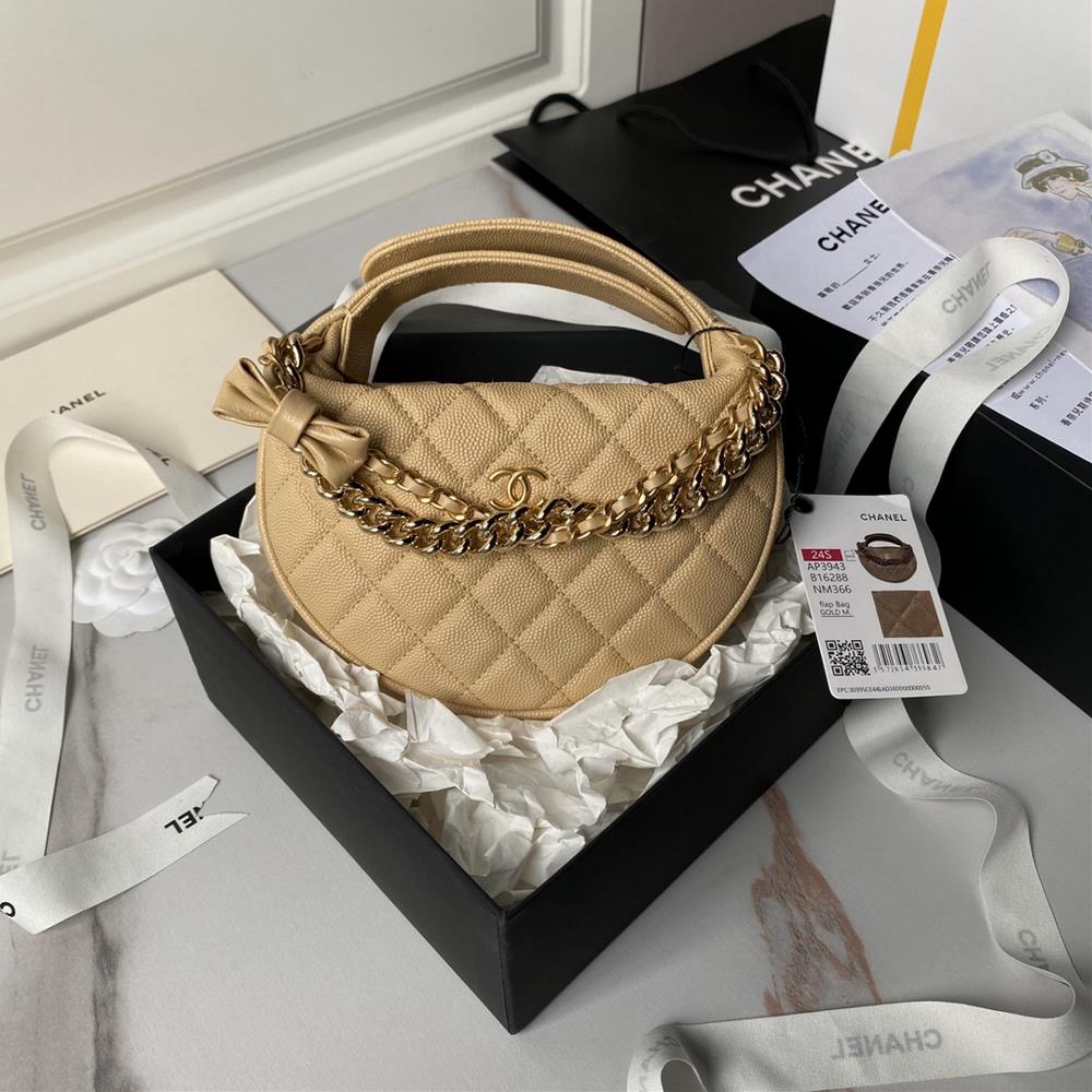 Elegant and sophisticated Chanel 24s new hula hoop AP3943 is cute and luxurious with exquisite craftsmanship and leather that is more durable and res