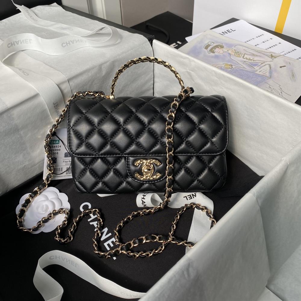 The Chanel 24A CF mini has such a beautiful appearance AS4924The gentle texture and elegant design exude a luxurious atmosphere The unique handle hi