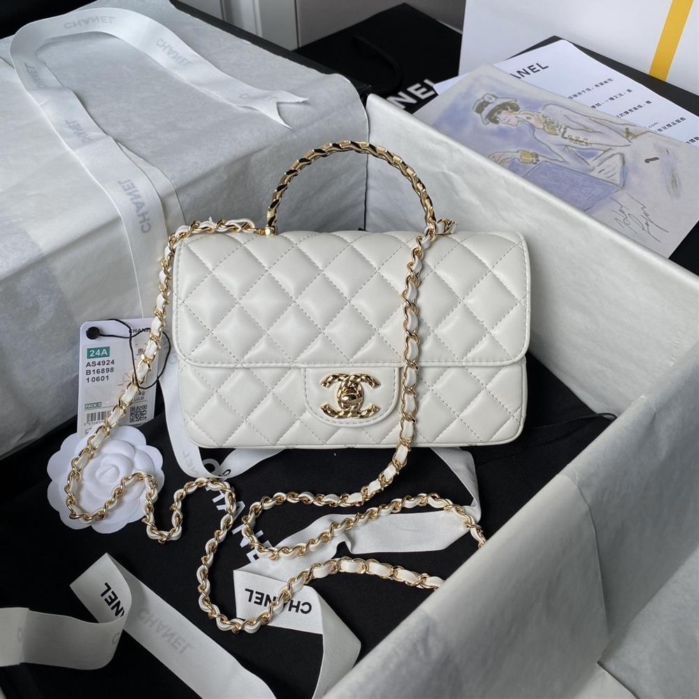 The Chanel 24A CF mini has such a beautiful appearance AS4924The gentle texture and elegant design exude a luxurious atmosphere The unique handle hi